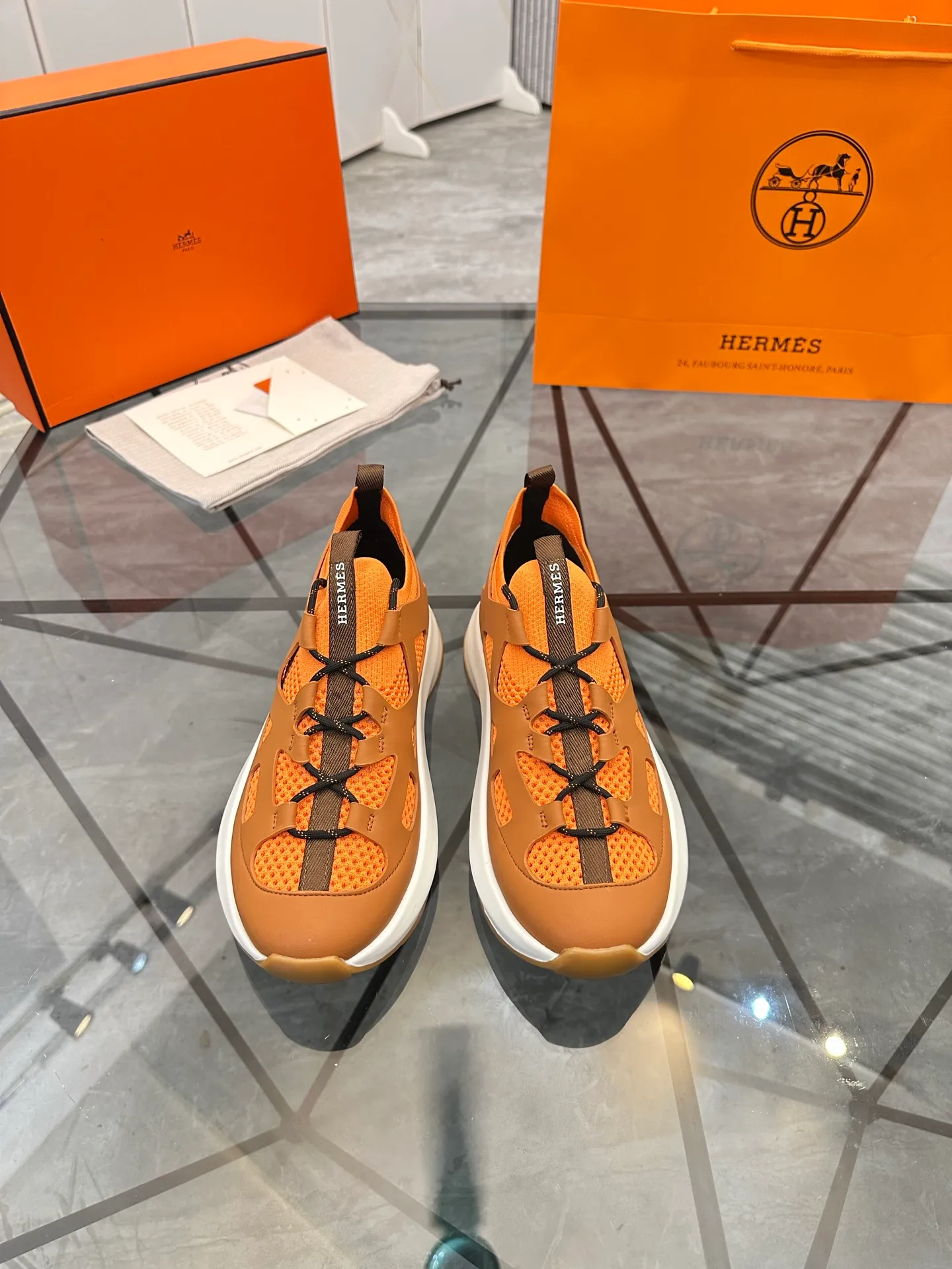 Men's shoes for sale 💰: 💰P660¥ High-end top quality Product trademark: Hermes *"Hermès*" low-top casual shoes Regular size: 38-45 (can be customized to 46) Product materials: upper imported first-layer cowhide stitched with original fabric, original rubber sheet, breathable lining, cowhide foot pads, original outsole. No.: 001